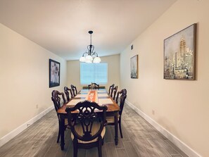 Dining - Dickinson Bayou Front Retreat Gateway Spacious 5-bedroom with Water view fishing (Dickinson)