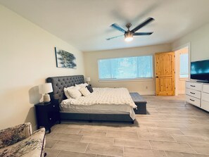5 bedrooms, iron/ironing board, WiFi, bed sheets - Dickinson Bayou Front Retreat Gateway Spacious 5-bedroom with Water view fishing (Dickinson)