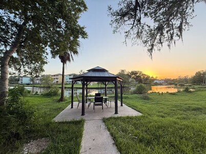 Dickinson Bayou Front Retreat Gateway Spacious 5-bedroom with Water view fishing