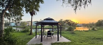 Dickinson Bayou Front Retreat Gateway Spacious 5-bedroom with Water view fishing