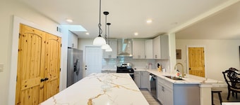 Dickinson Bayou Front Retreat Gateway Spacious 5-bedroom with Water view fishing