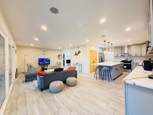 Dickinson Bayou Front Retreat Gateway Spacious 5-bedroom with Water view fishing