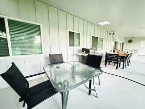 Outdoor dining - Dickinson Bayou Front Retreat Gateway Spacious 5-bedroom with Water view fishing (Dickinson)