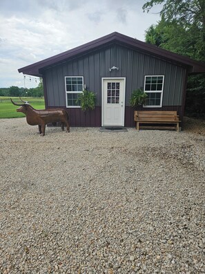 Exterior detail - Charming Modern 1BR Country Cottage Surrounded by Nature Close to Town. (Warrensburg)