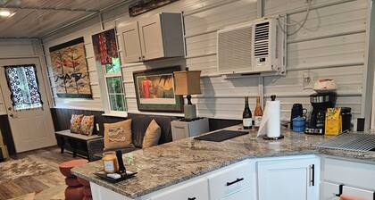 Charming Modern 1BR Country Cottage Surrounded by Nature Close to Town.