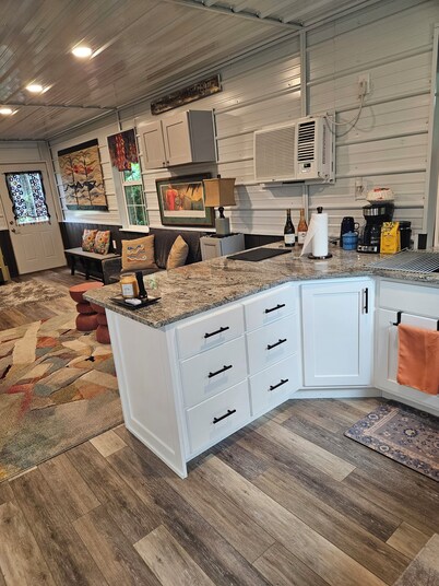 Charming Modern 1BR Country Cottage Surrounded by Nature Close to Town.