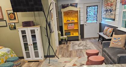Charming Modern 1BR Country Cottage Surrounded by Nature Close to Town.