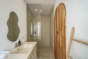 Villa de lujo, 2 habitaciones, patio, vistas a la piscina | Baño | Ducha, artículos de higiene personal gratuitos y secador de pelo
