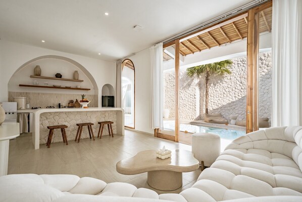 Villa de lujo, 2 habitaciones, patio, vistas a la piscina | Sala de estar