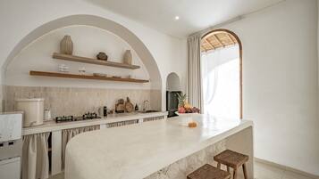 Vila superluxo, 2 quartos, varanda, vista para a piscina | Cozinha privada | Geladeira, cooktop, cafeteira/chaleira