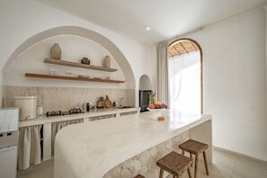 Villa de lujo, 2 habitaciones, patio, vistas a la piscina | Cocina privada | Frigorífico, placa de cocina, cafetera o tetera y utensilios de cocina