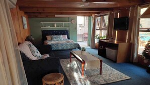 1 bedroom, desk, free WiFi, bed sheets - Wellbeing Courtyard Beachside Retreat (Port Noarlunga South)