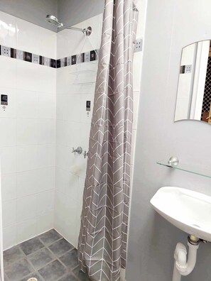 Serviettes fournies, savon, papier toilette