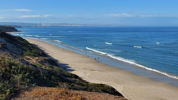 A coastal beach with clear skies and calm waters. - Wellbeing Courtyard Beachside Retreat (Port Noarlunga South)
