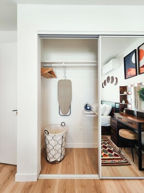 1 habitación, tabla de planchar con plancha y wifi 