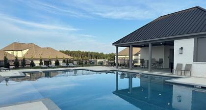 5 mins to Square & Campus @ Ole Miss! Pool Access!