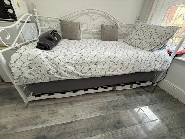 Iron/ironing board, WiFi, bed sheets
