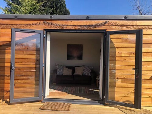 2 Guests - Garden Retreat with Balcony Views