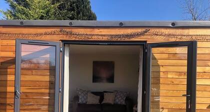 2 Guests - Garden Retreat with Balcony Views