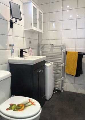 Douche, sèche-cheveux, serviettes fournies