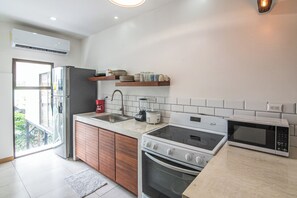 Microondas, horno, placa de cocina