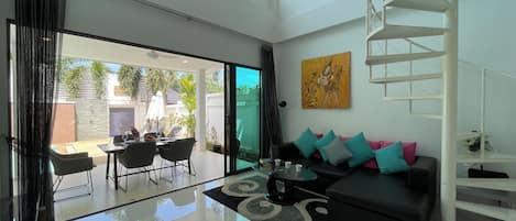 วิลล่า, 2 ห้องนอน, สระว่ายน้ำส่วนตัว, วิวสระว่ายน้ำ | บริเวณนั่งเล่น | ทีวีจอแบน 50 ซม. พร้อมช่องดิจิตอล