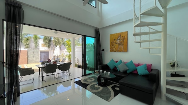 Vila, 2 quartos, piscina particular, vista para a piscina | Área de estar | TV de tela plana 50 cm com canais digitais