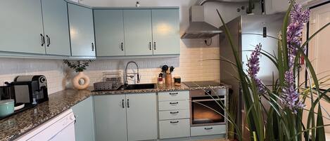 Micro-ondes, four, plaque de cuisson, lave-vaisselle