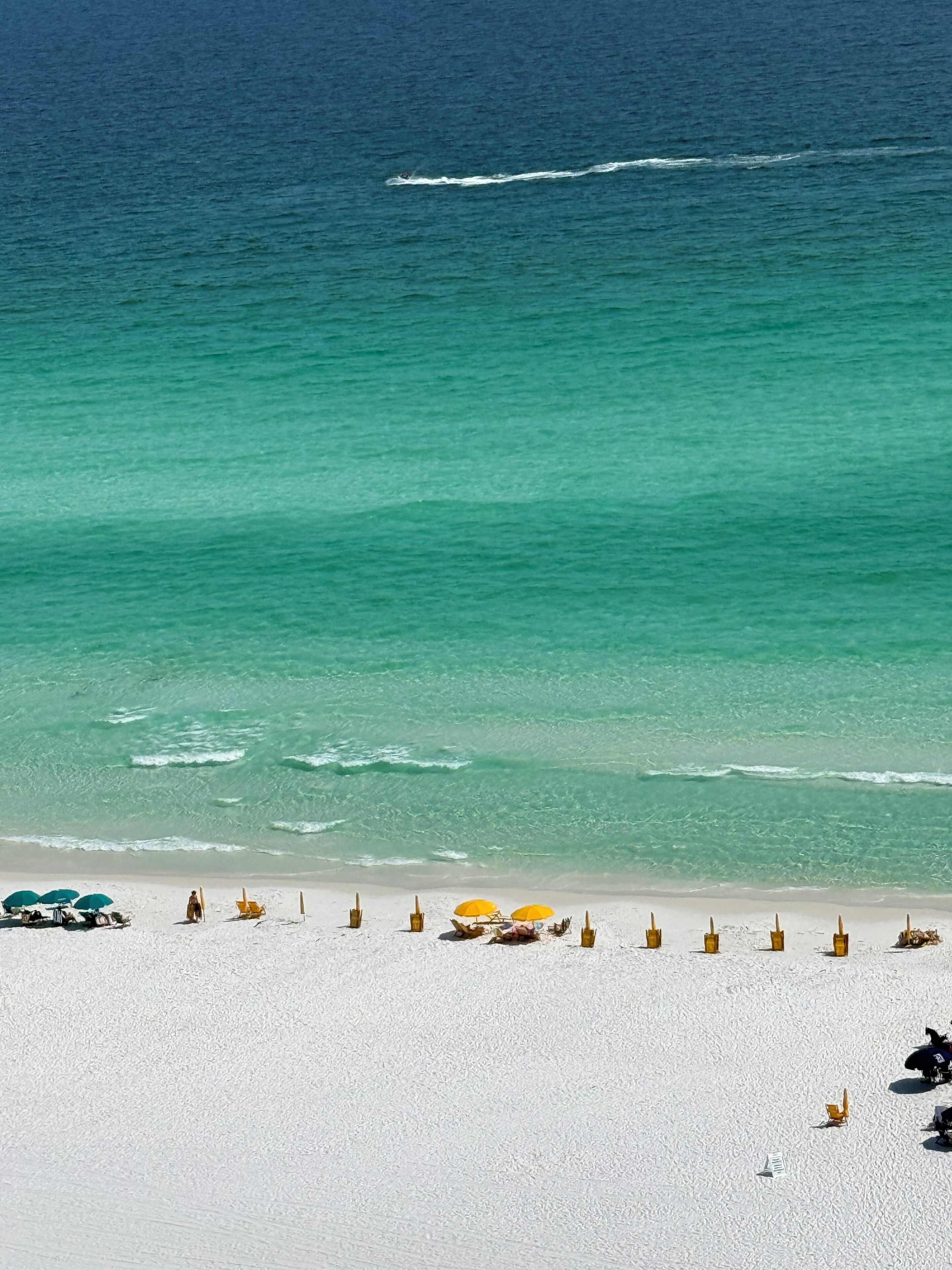 Ligstoelen aan het strand, strandlakens