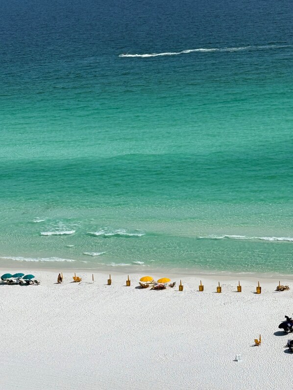 Chaises longues, serviettes de plage