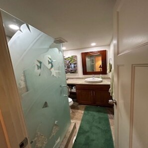 Shower, hair dryer, towels, soap - Kamaole Sands Condo, 1 BDR, Beautiful space. Gourmet Kitchen Split A/C's (Kihei)