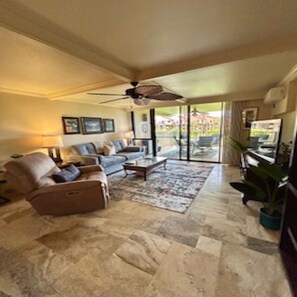 TV - Kamaole Sands Condo, 1 BDR, Beautiful space. Gourmet Kitchen Split A/C's (Kihei)