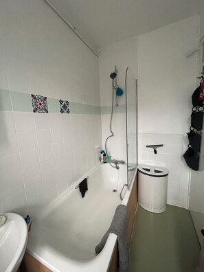 Haartrockner, Handtücher, Seife, Toilettenpapier
