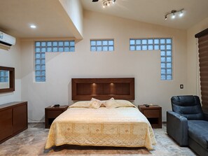 4 bedrooms, iron/ironing board, WiFi, bed sheets