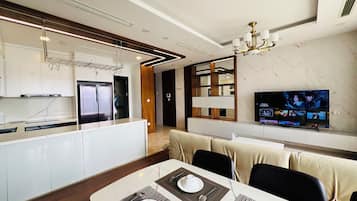 Apartamento superior, sacada, vista para a cidade | Área de estar | TV LED 50 polegadas com canais a cabo