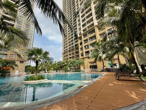 Una piscina techada, una piscina al aire libre