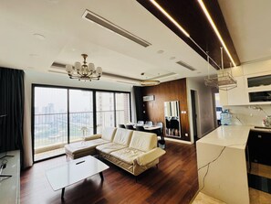 ซูพีเรียอพาร์ทเมนท์, ระเบียง, วิวเมือง | ห้องนั่งเล่น | ทีวีจอแอลอีดี 50 นิ้ว พร้อมช่องเคเบิล