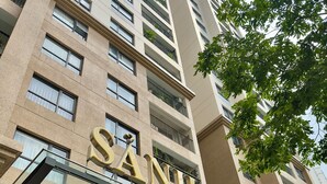 Un grattacielo con un grande cartello che riporta la scritta "SANH CANHOS".