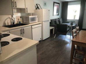 Private kitchen - Frieda's Oasis near Riley Park (Vancouver)