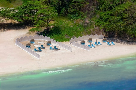 Beach. Chancellor Hotel Boracay