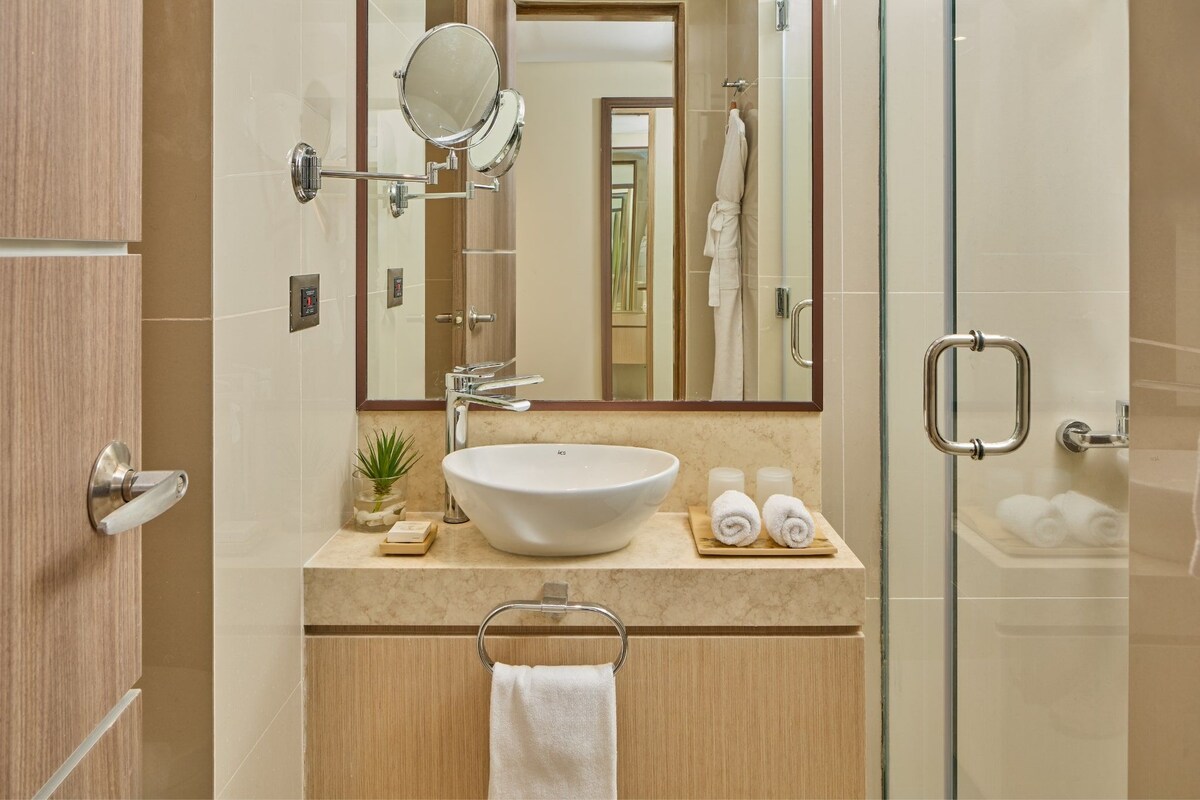 Baño | Artículos de higiene personal gratuitos, secador de pelo y zapatillas
