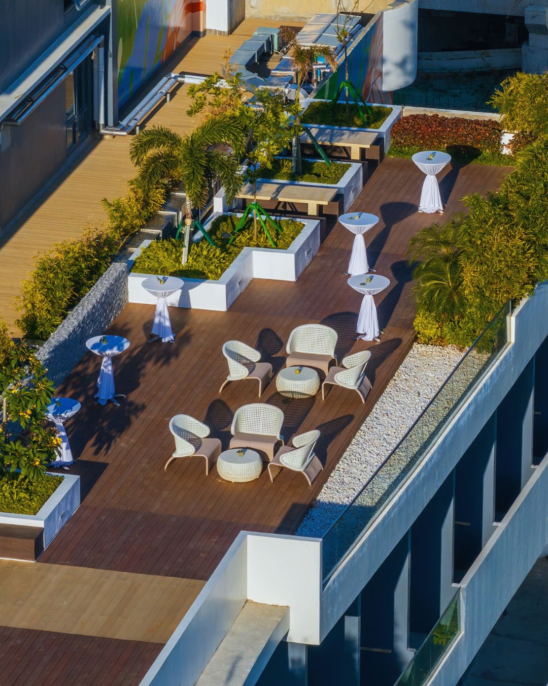 Un patio al aire libre con mobiliario y macetas.