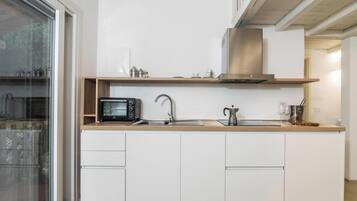 Een koelkast, een magnetron, een kookplaat, een vaatwasser