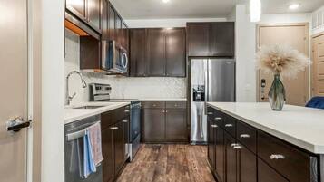 Frigorifero, microonde, forno, piano cottura