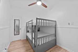 2 bedrooms, desk, iron/ironing board, free WiFi