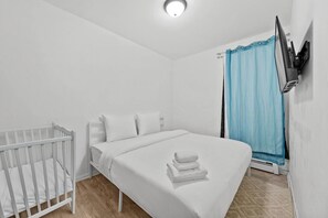 2 habitaciones, escritorio, tabla de planchar con plancha y wifi gratis 