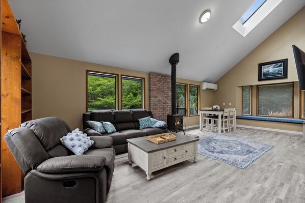 Televisión y chimenea 