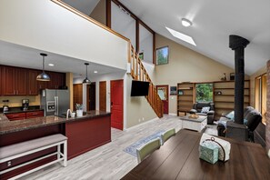 Interior - Charming 2-bedroom house on Vashon with a private yard and easy access to town (Vashon)