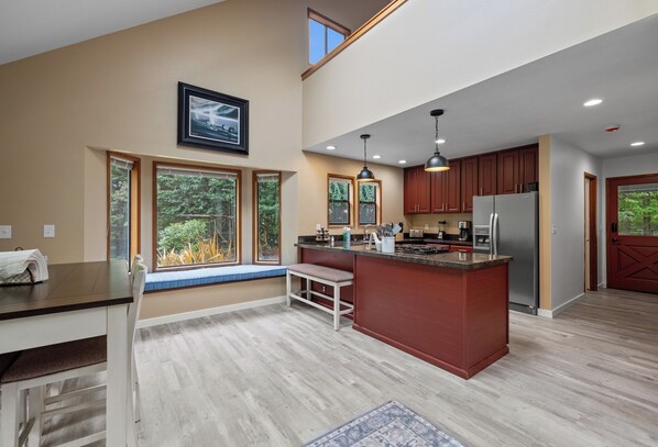 Microwave, oven, stovetop, dishwasher - Charming 2-bedroom house on Vashon with a private yard and easy access to town (Vashon)