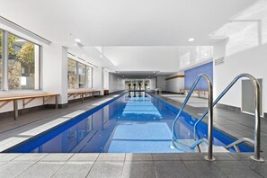 Indoor pool, a heated pool - Central Lakeview Apartments (Canberra)